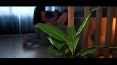 Couple d'adolescents amoureux faisant l'amour, beaucoup de sperme sur son cul.